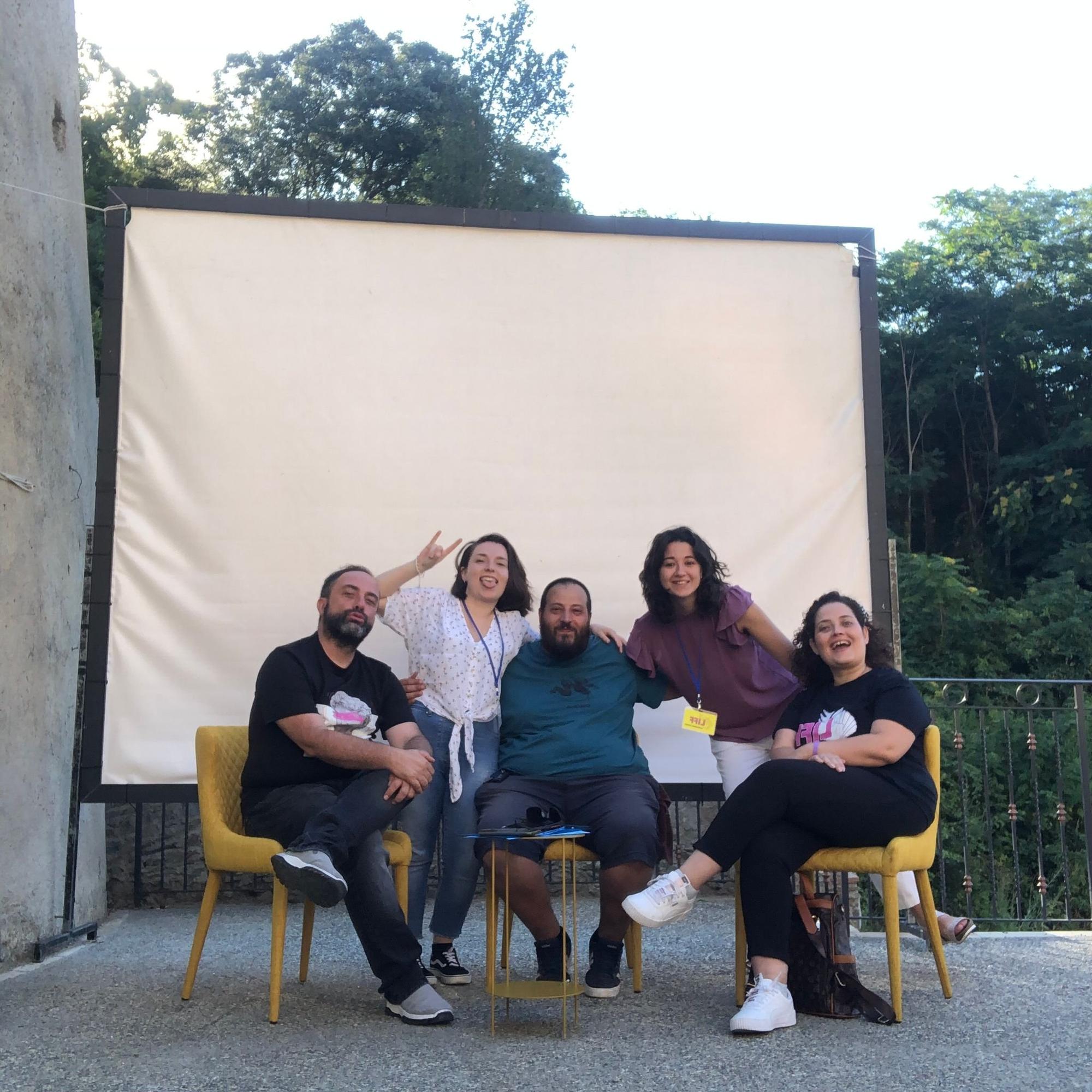 Il team del LIFF davanti allo schermo del festival a Lamezia Terme